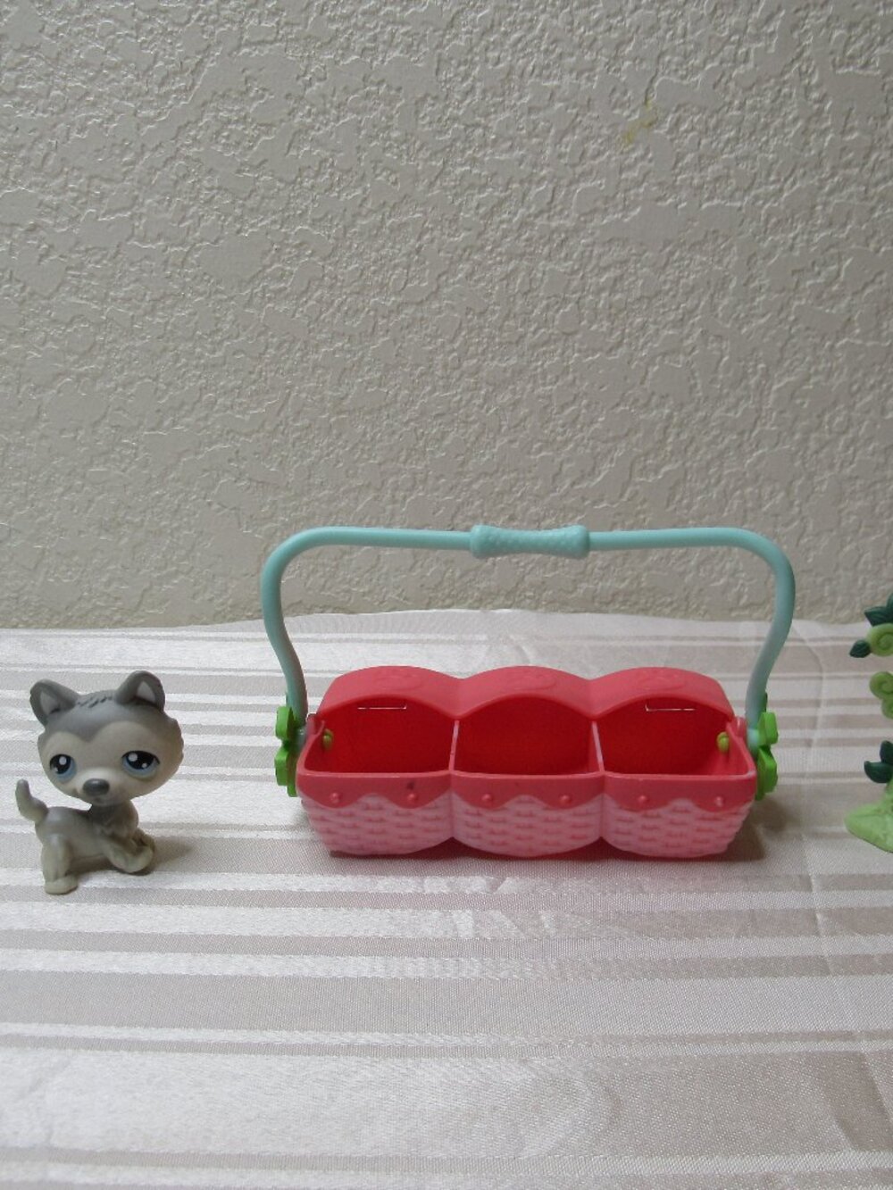 Littlest Pet Shop LPS Pink Basket White Gray Husky Dog Blue Eyes, Tree Authentic
